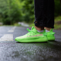 Кроссовки Adidas Yeezy Boost 350 V2 Glow In Dark ярко-зеленые